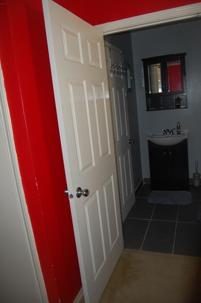 Building Photo - 1902 E Price St