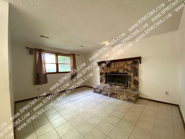 Building Photo - 713 SE Hackley Ave