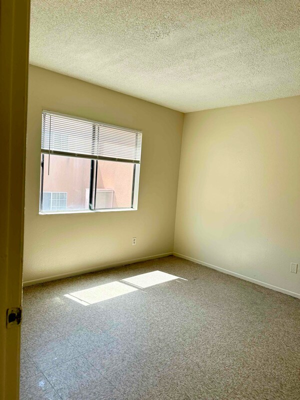 Building Photo - 255 Loma Dr
