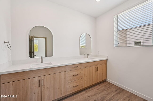 Building Photo - 2125 E Voltaire Ave