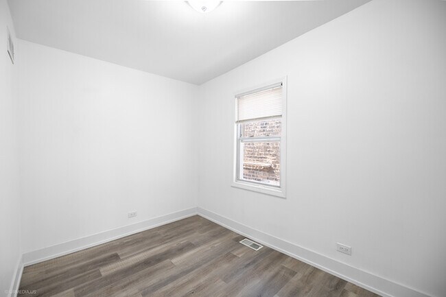 Building Photo - 2654 N Lincoln Ave