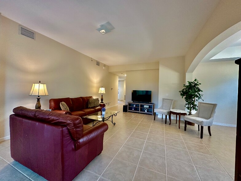 Building Photo - 1305 Mariposa Cir