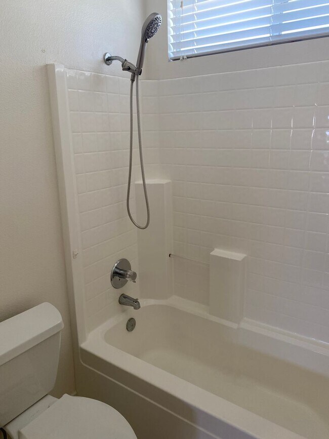 Building Photo - 3 bed, 2 1/2 bath home in desirable west Simi Valley gated community