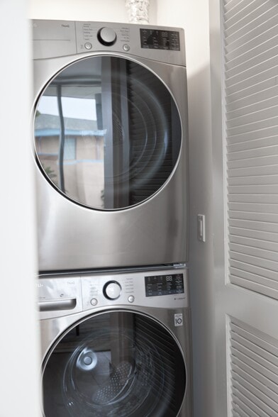 Building Photo - 2929 S La Brea Ave