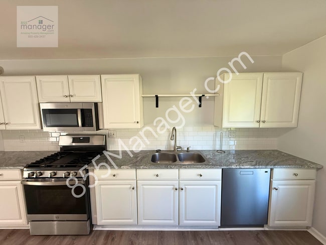 Building Photo - Updated 4-Bedroom with Primary Suite & Fen...