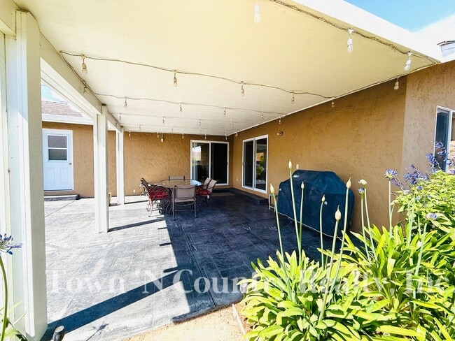 Building Photo - 22369 Ferdinand Ct