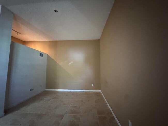 Building Photo - 1165 Crystal Way