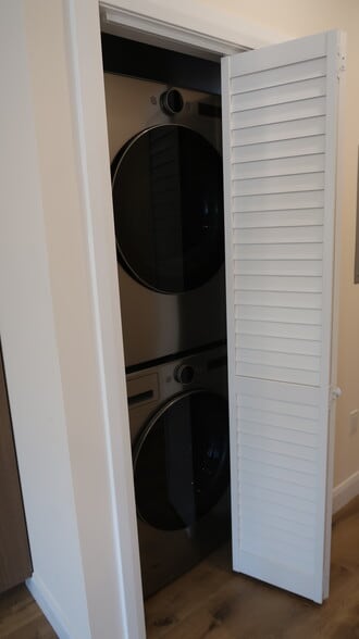 Washer/Dryer - 441 S Main St