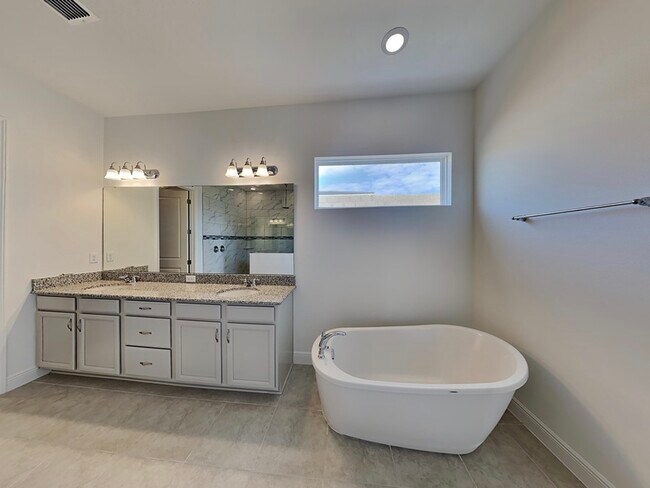 Building Photo - 15709 Vetta Dr