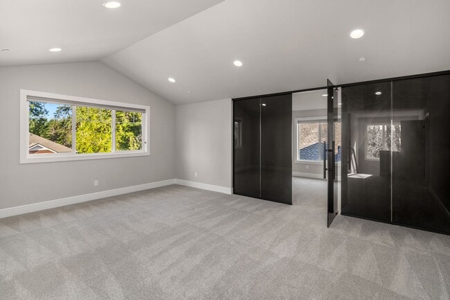 Building Photo - Luxury Haven