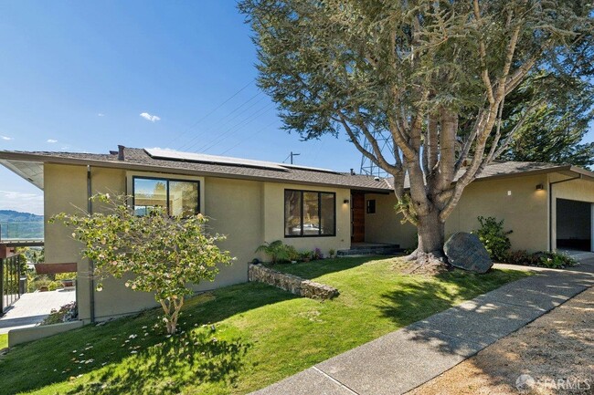 Building Photo - 1435 Lakeview Dr