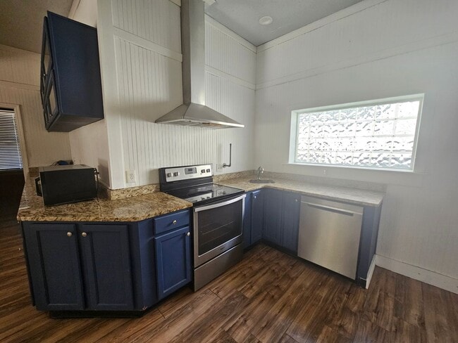 Building Photo - 3 BD / 2 BA Unfurnished - One block to the...