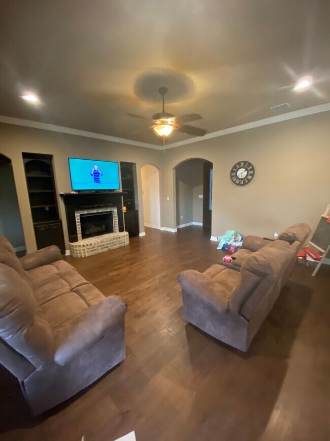 Building Photo - Haughton Home!
