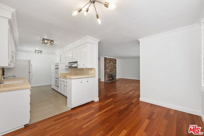 Building Photo - 404 San Vicente Blvd