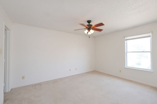 Building Photo - Spacious 4-Bed Waterfront Home in Westmere...