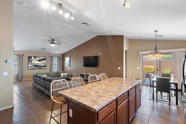 Building Photo - 2949 E Crescent Way