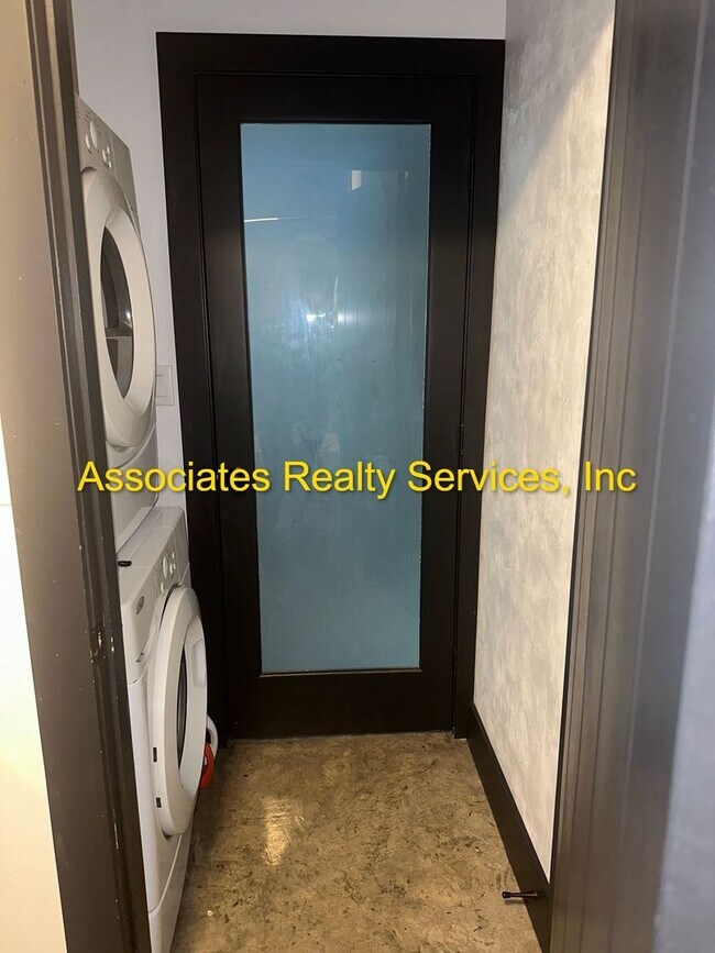 Building Photo - Modern Industrial 2Bed/2Bath Plus Loft in NW Gainesville