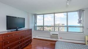 Building Photo - 6171 N Sheridan Rd