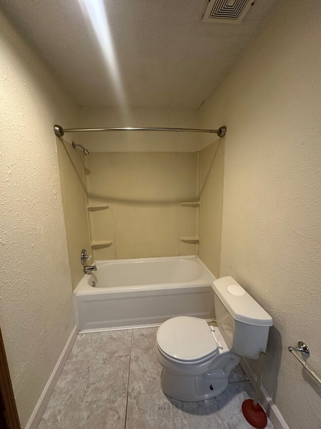 Building Photo - Spacious Upstairs 1 Bed Apartment!