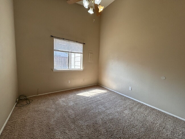 Building Photo - Cute 2\1 Duplex in Whisperwood