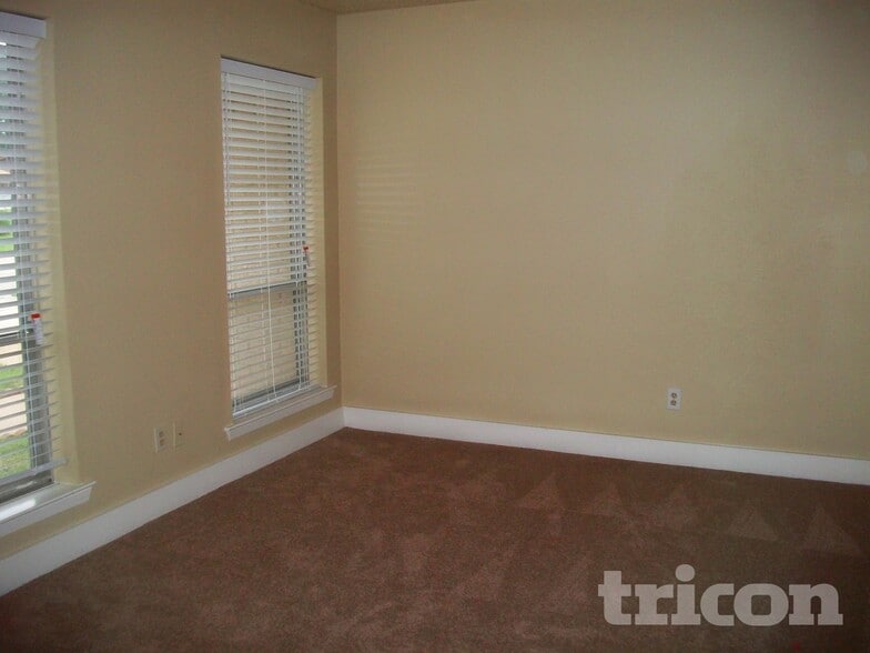 Building Photo - 3307 Hummingbird Ln