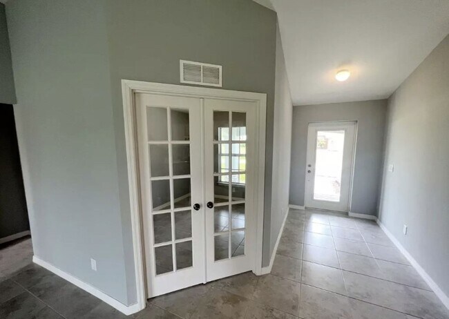 Building Photo - AVAILABLE NOW! 3 Bedroom + Den - 2 Bathroo...