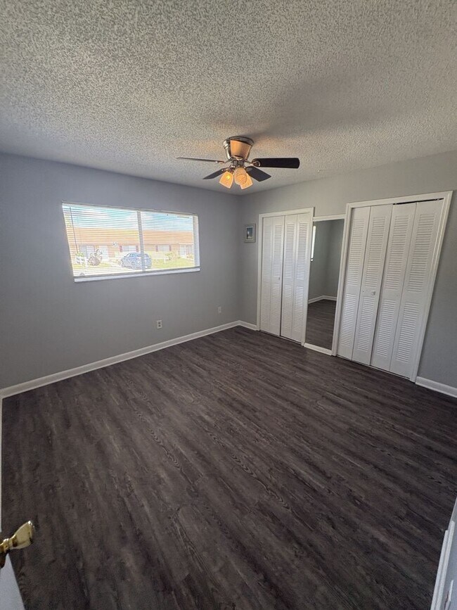 Building Photo - 539 E Rosewood Ln