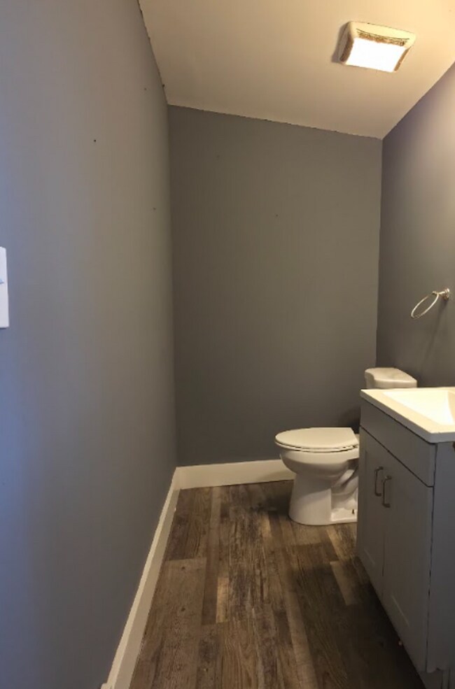 Building Photo - Single Family Home 3 beds 1.5 bath Available Now!