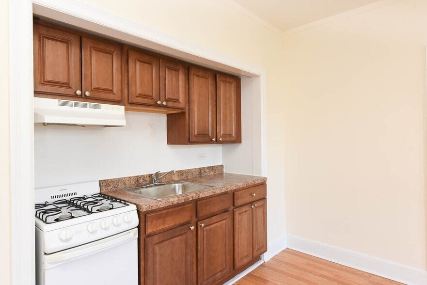 Building Photo - 3335 W Diversey Ave