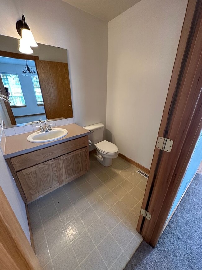 Building Photo - Bring the DOG! 3 Bdrm located in Westside Pines, All Appliances, Newer Paint In & Out, Double Gar...