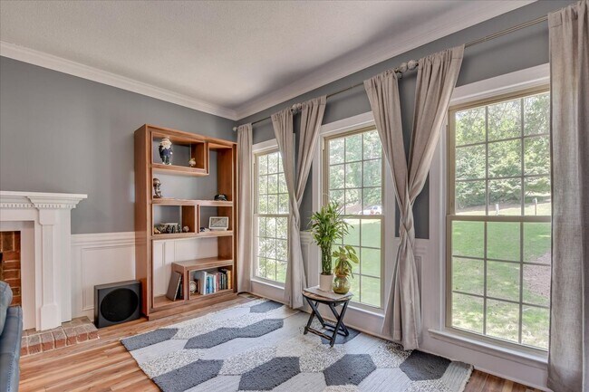 Building Photo - 4 bedroom 3 full bathroom home in heart of...