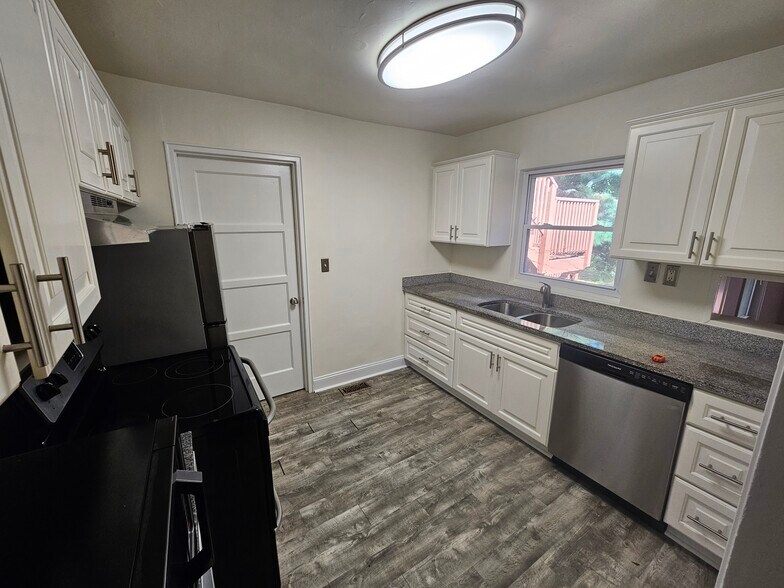 Kitchen - 210 Granby Park