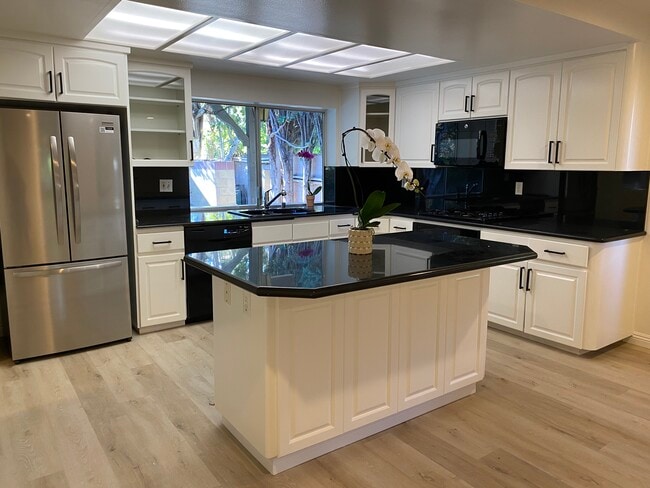 Building Photo - 5541 Bellaire Ave