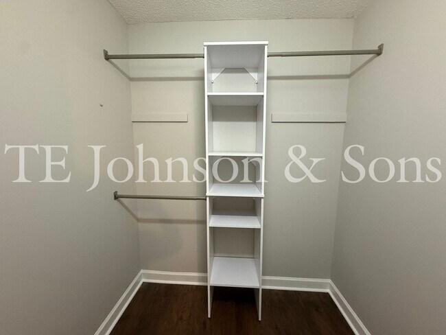 Building Photo - Charming One Level 3 Bedroom Home with Fenced Yard, Garage, and Deck