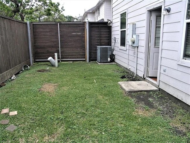 Building Photo - Charming 5BR Townhome in Houston
