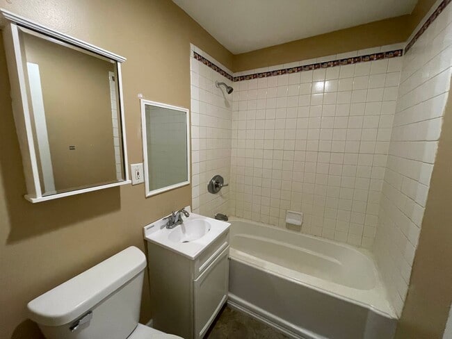 Building Photo - Spacious 2-Bedroom Home!