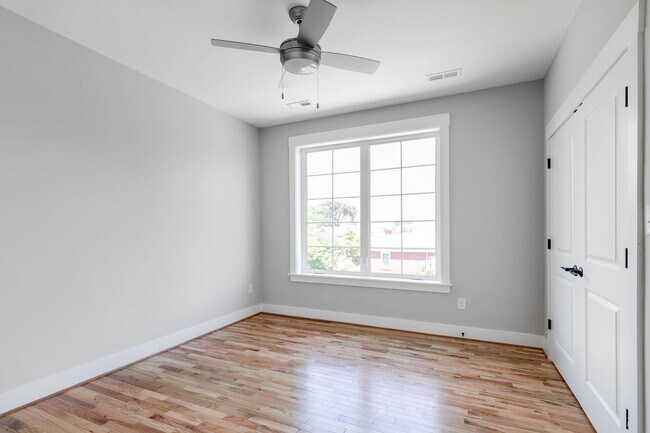 Building Photo - 1422 Bainbridge St