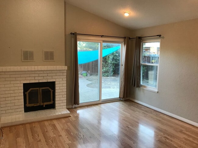 Building Photo - Charming 2/2 in South Davis