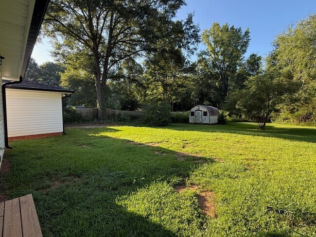 Building Photo - Charming 4 Bedroom Home located in Histori...