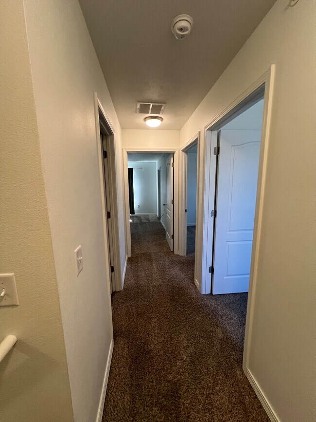 Building Photo - 3BR/2.5BA Townhouse Move-in Special**