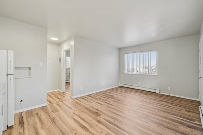 Building Photo - 319-321 E Brookside St