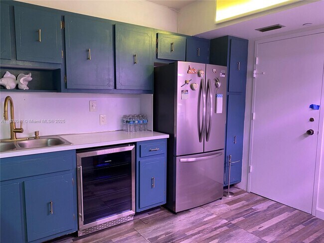 Building Photo - 4200 Hillcrest Dr