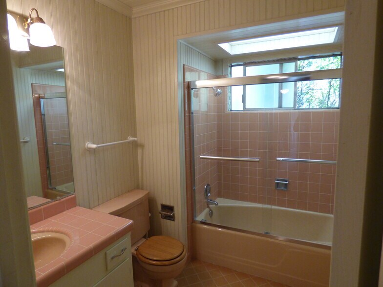 2nd Bedroom Bath - 6016 S Land Park Dr