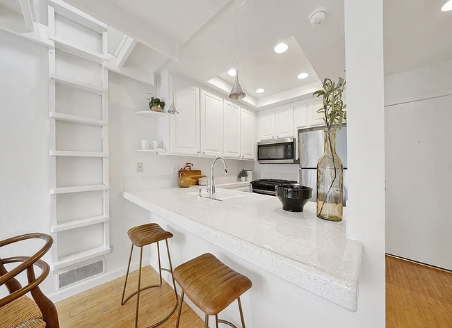 Building Photo - Cool Sunset Beach pad Only 5 min Walk from...