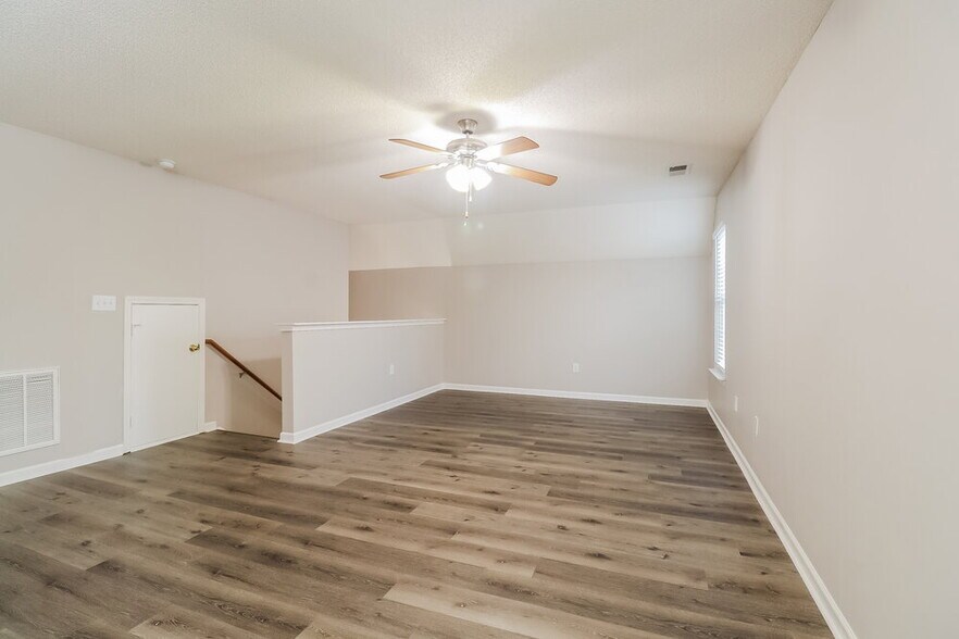 Building Photo - 15541 De Havilland Dr