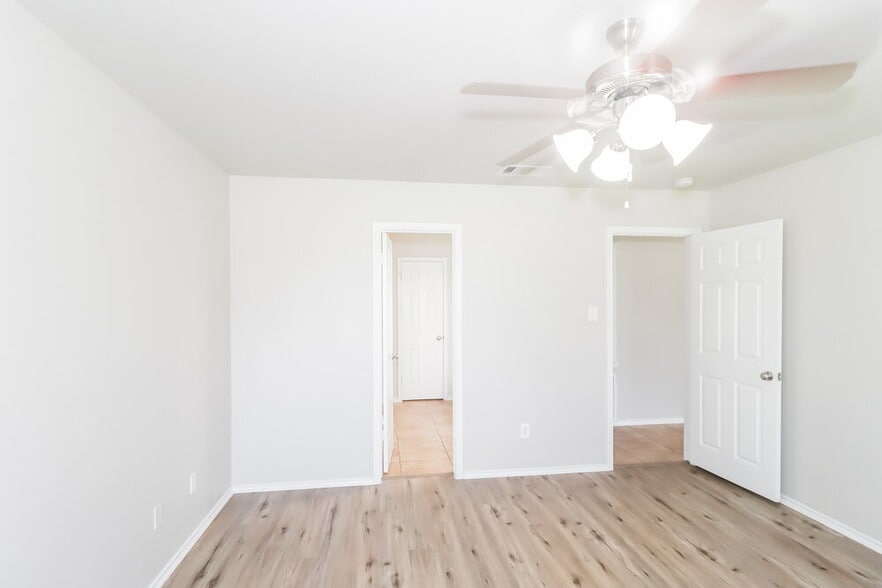 Building Photo - 102 Creek Ledge Dr