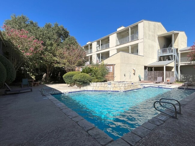 Building Photo - Wonderful 2/2 in Perfect Far West Location