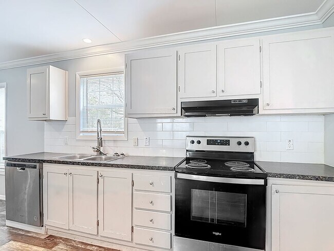 Building Photo - 7158 Sunnyside Dr