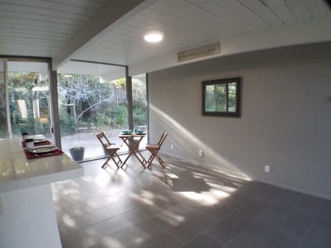 Building Photo - Eichler home near downtown Walnut Creek