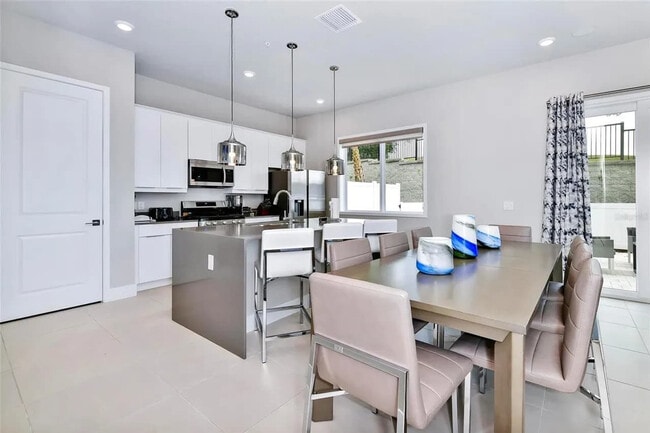 Building Photo - 7740 Sandy Ridge Dr